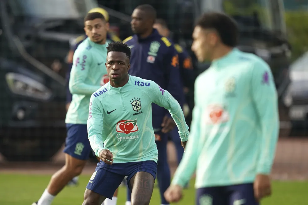 https://salarnews.in/public/uploads/images/newsimages/maannewsimage26032024_001825_Vinícius breaks down while talking about racism, says he's losing desire to play because of insults.webp